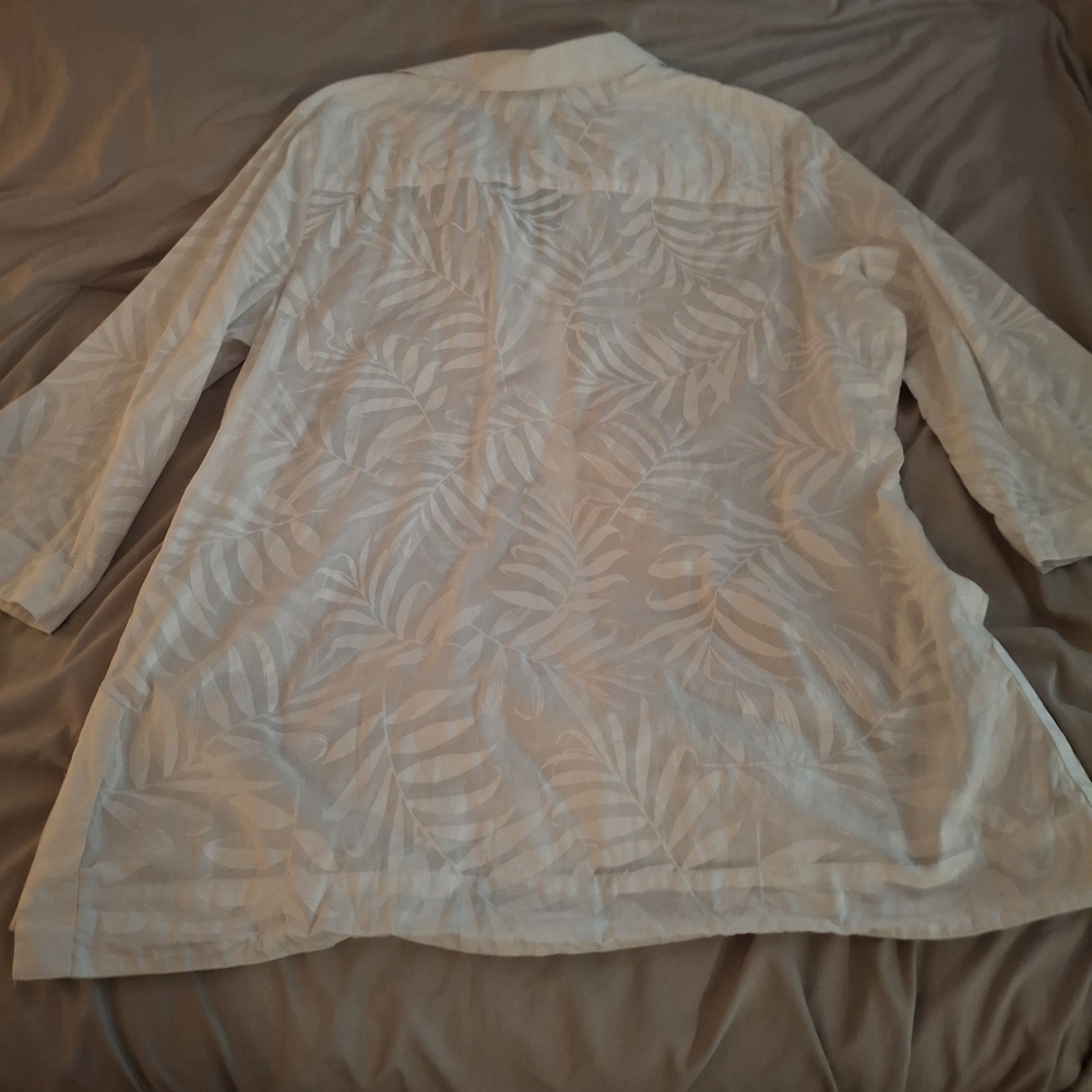 Foxcroft Women's Cream Leaf Pattern Tunic Shirt - Picture 9 of 10